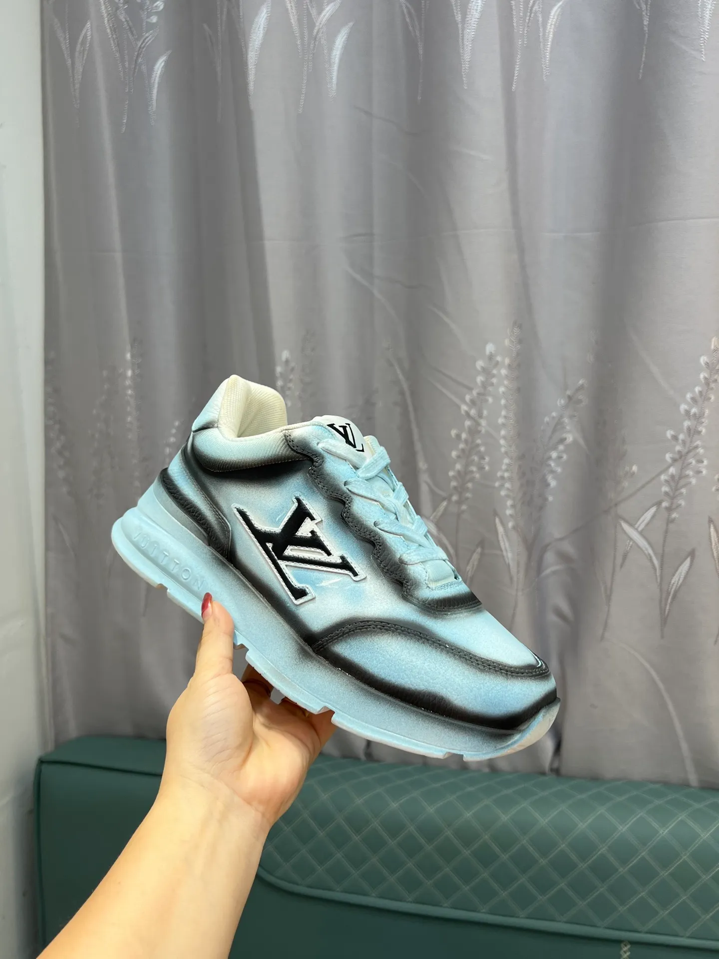 Men's shoes 💰760 LV | Louis Vuitton 2025𝐬𝐬 Spring and summer new styles, couples' models, men's models come out first. The counter focuses on the latest casual shoes. Hard goods are new🆕 ❥Purchase level! Full of high-end feel! A popular model among bloggers at home and abroad, it’s retro and fashionable and looks amazing on your feet! Wear a lot of happiness! Mainly recommended model on the official website★ ▪️Upper: Original custom-made imported calfskin fabric ▪️Inner lining: breathable gauze imported from Italy ▪️Outsole: rubber foam ➕tpu high-end outsole ▪️Shoe size: 36-44 (customized for 45 and 46)